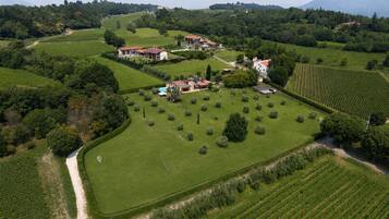 Una grande tenuta con diversi edifici, ampi prati verdi e un prato curato.