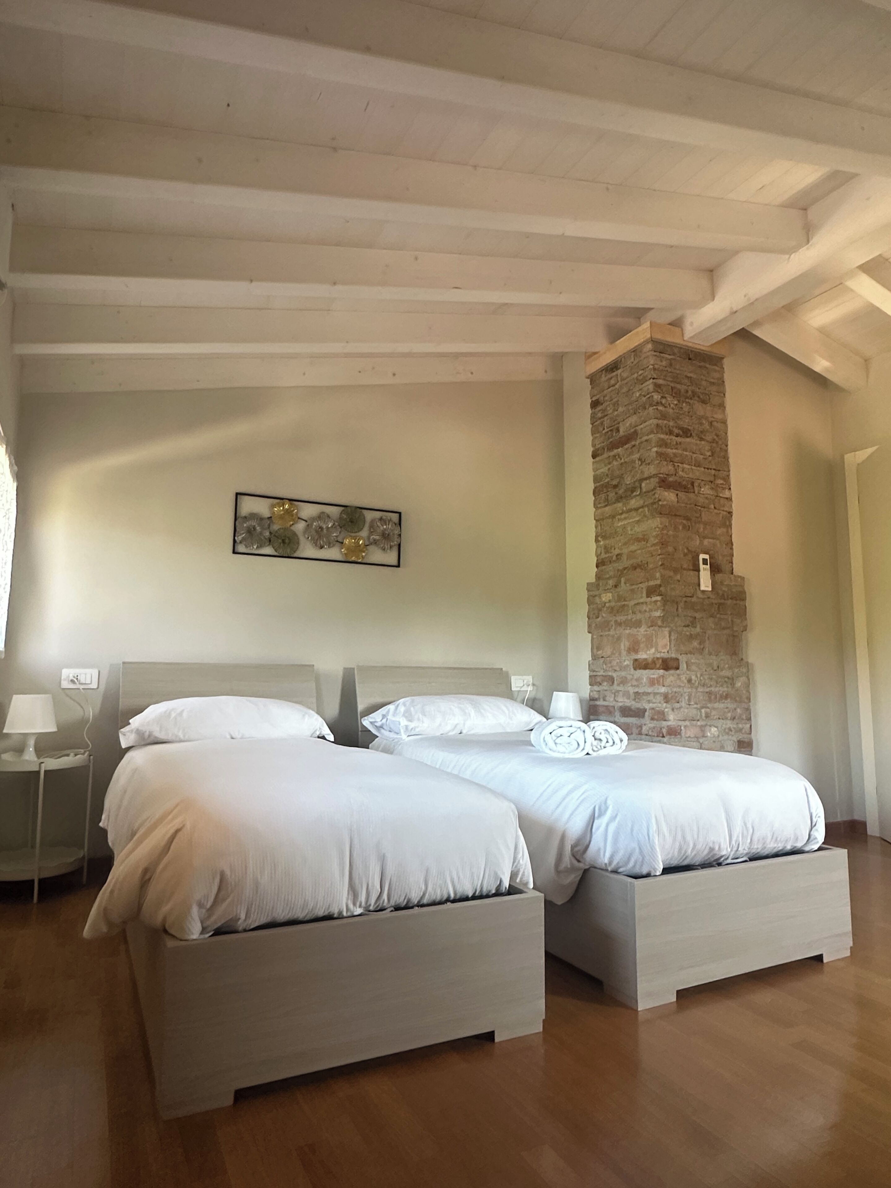 6 Schlafzimmer, Schreibtisch, Bügeleisen/Bügelbrett, Reisekinderbett