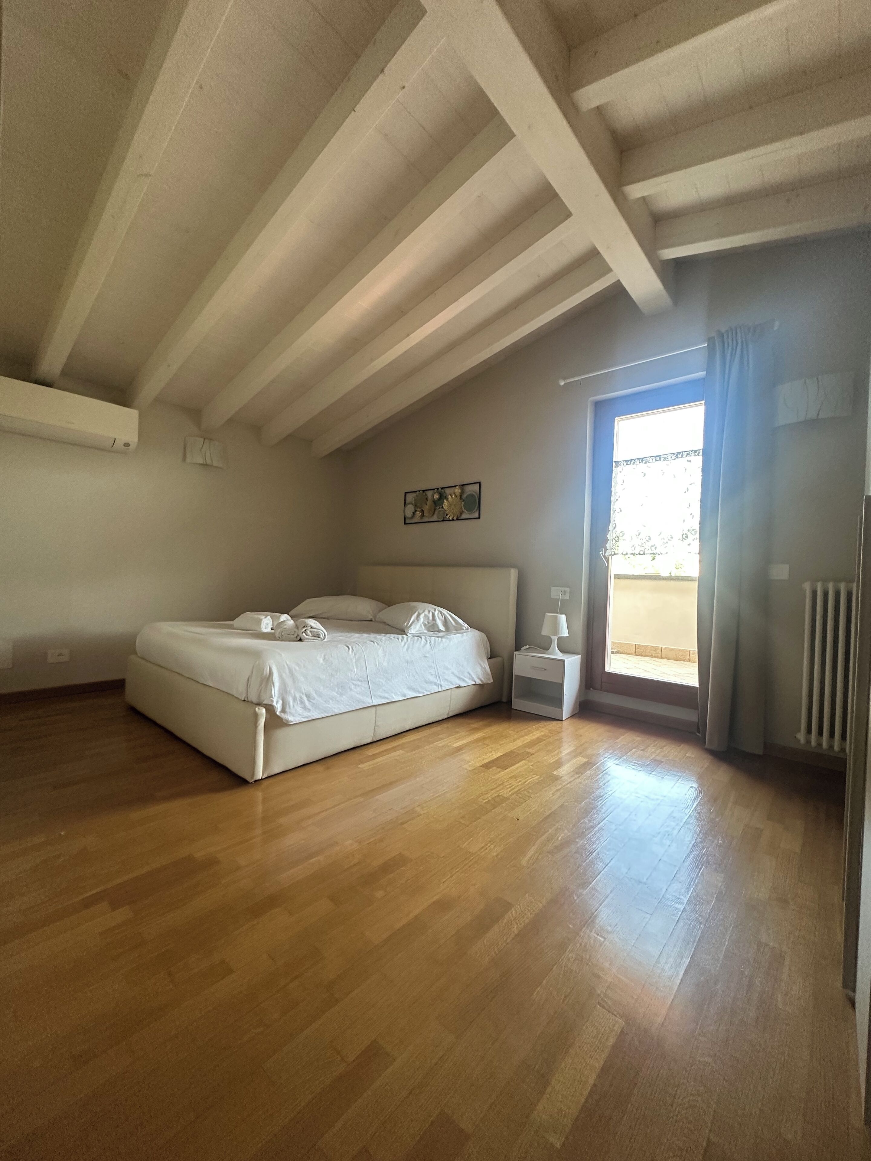 6 bedrooms, desk, iron/ironing board, travel crib