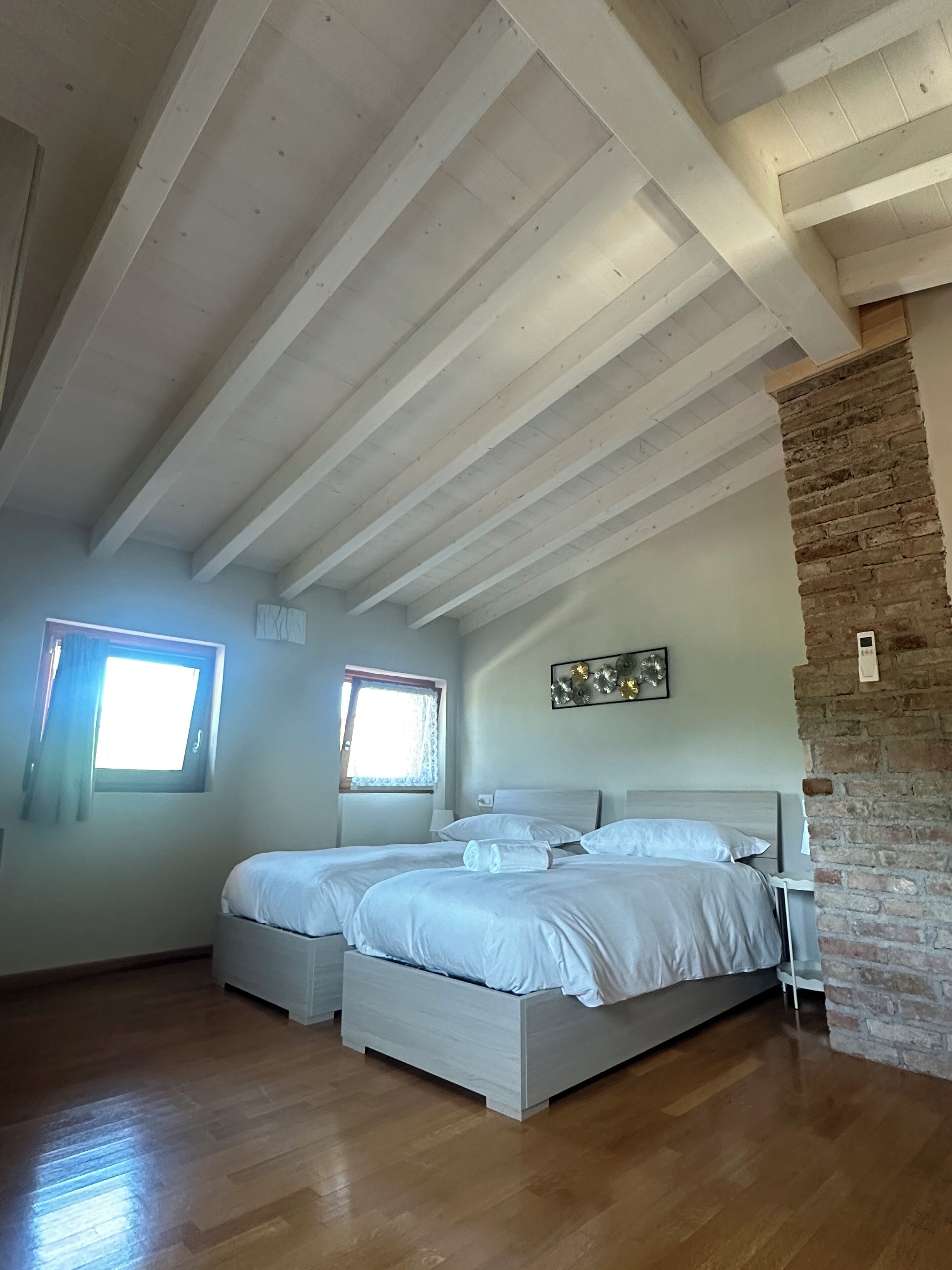 6 camere, una scrivania, ferro/asse da stiro, culla da viaggio