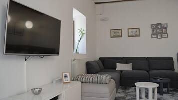 Una Smart TV, libros, un reproductor estéreo