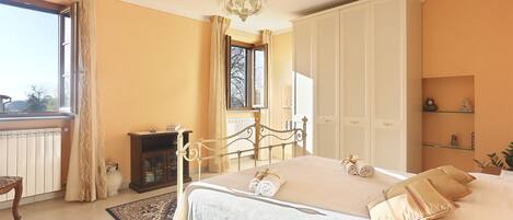 4 bedrooms, iron/ironing board, travel crib, free WiFi