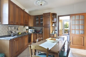 冰箱、微波炉、烤箱、炉灶