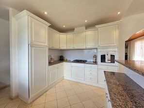 Fridge, microwave, oven, stovetop - Villa by the sea with private pool & children's playground, 2 km from the beach (Vale da Lama)