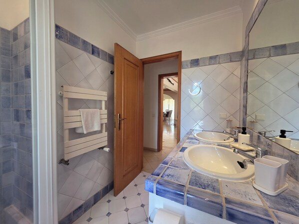 A bathroom with two sinks, a shower, and a towel rack. - Beautiful villa with private pool & playground near Lagos & the beach (Vale da Lama)