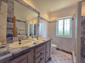 Baignoire, sèche-cheveux, bidet, serviettes fournies
