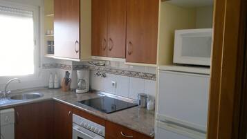 Een koelkast, een magnetron, een oven, een kookplaat