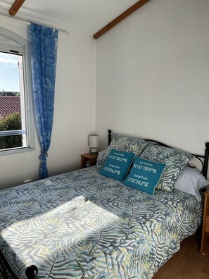1 habitación, tabla de planchar con plancha y ropa de cama 