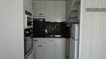 Een koelkast, een microgolfoven, een oven, een kookplaat