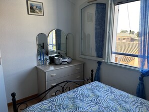 1 habitación, tabla de planchar con plancha y ropa de cama