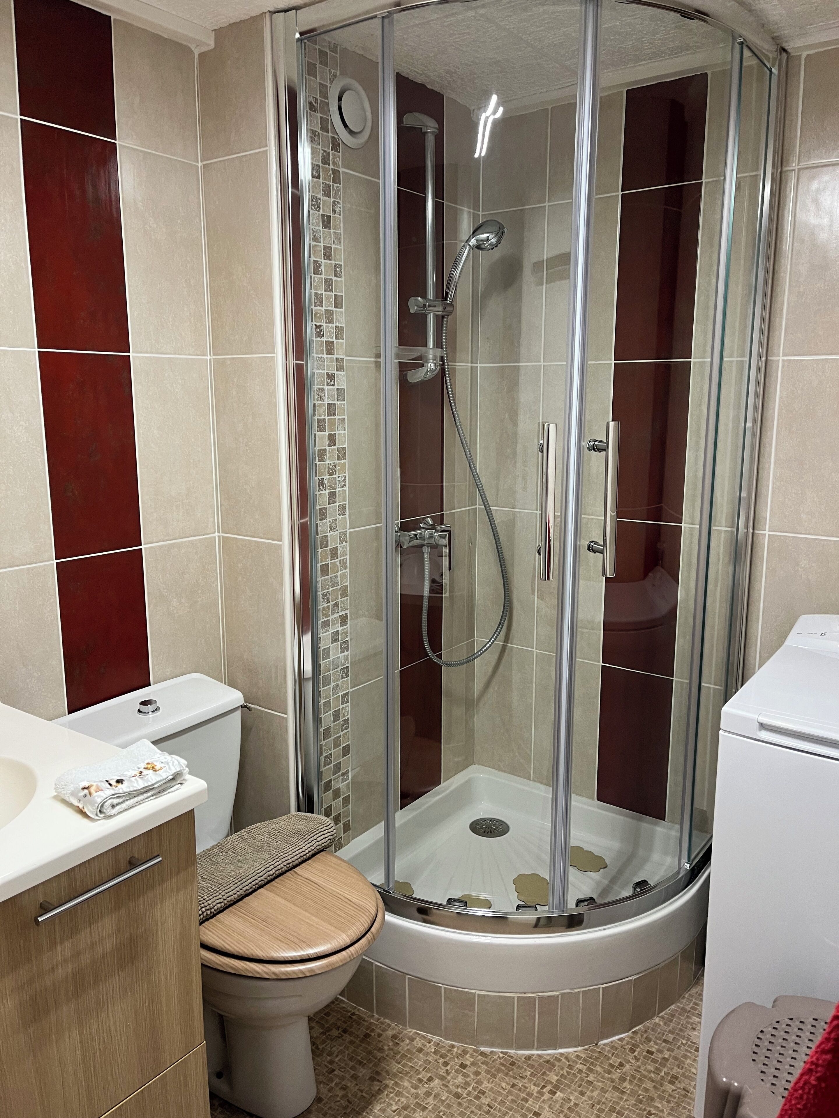 Douche, sèche-cheveux, serviettes fournies, papier toilette