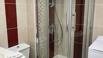Douche, sĂšche-cheveux, serviettes fournies, papier toilette