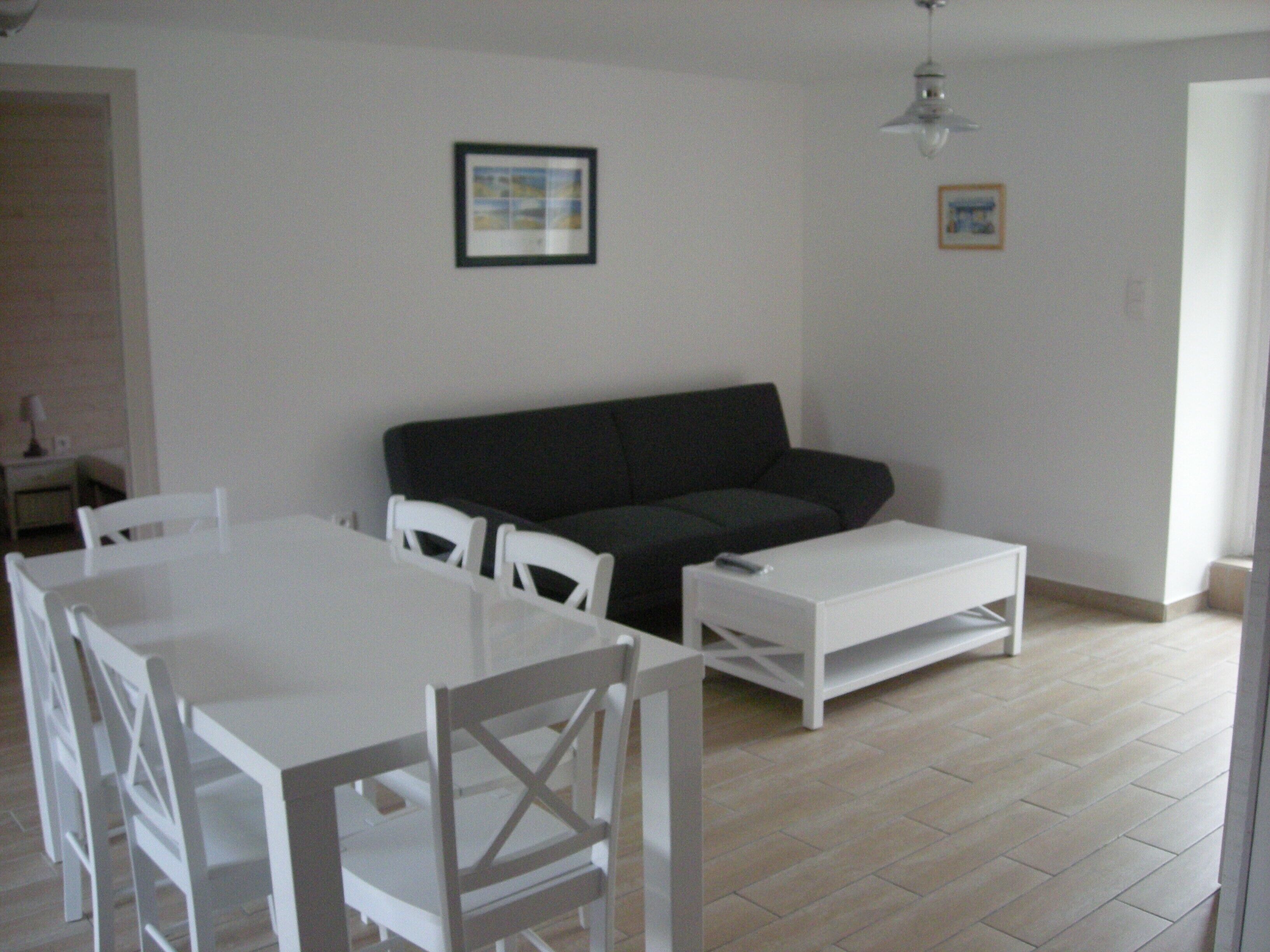 Télévision, lecteur de DVD, table de tennis de table