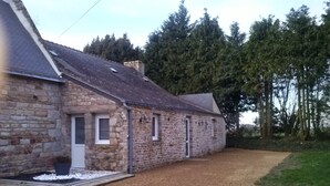 A stone building with a gravel driveway and a grassy area. -  Lodgings in Vannes (Plescop)