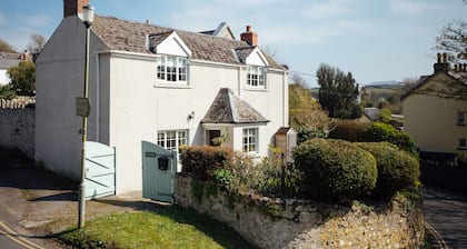 Charming Cottage, 5 Minute Walk to the beach, free passes to the Castle