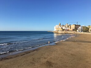 Beach nearby, sun loungers, beach towels - Private Villa Apartment, Private terrace, BBQ, Pool, Beautiful Garden, Parking (Olivella)