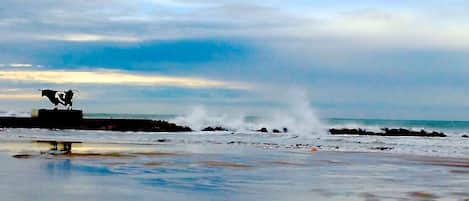 Una spiaggia nelle vicinanze, lettini da mare, teli da spiaggia