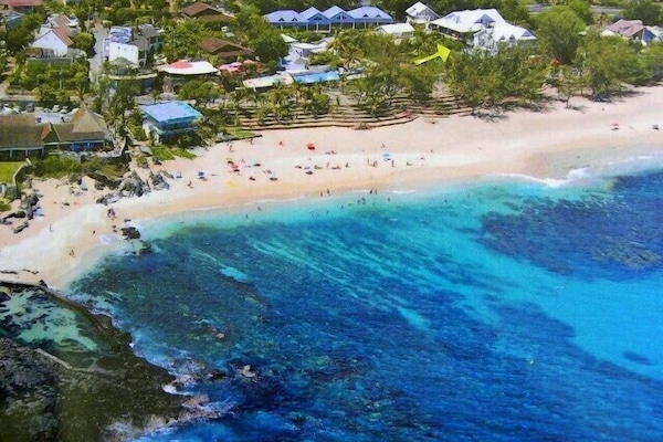 plage de Boucan Canot et emplacement appartement marqué par la flèche verte