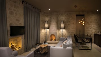 Televisión y chimenea