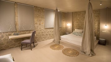 1 slaapkamer, een kluis op de kamer, een strijkplank/strijkijzer, wifi