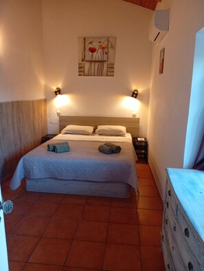 1 chambre, fer et planche à repasser, lit de bébé portatif