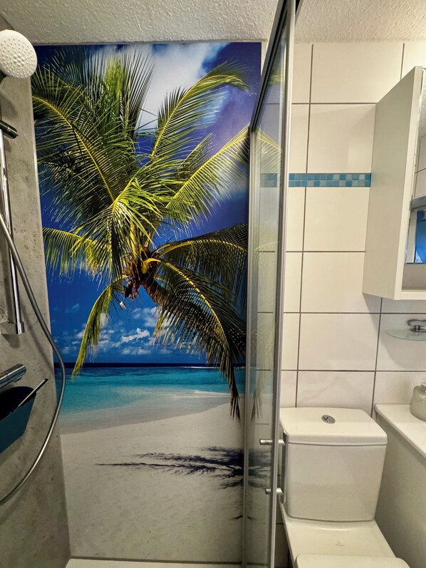 Dusche, Haartrockner, Toilettenpapier