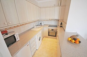 Een koelkast, een microgolfoven, een oven, een kookplaat