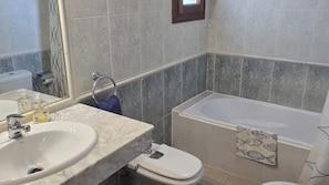 Baignoire, sĂšche-cheveux, bidet, serviettes fournies
