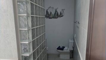 Een bad, een haardroger, een bidet, handdoeken