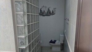 Bathtub, hair dryer, bidet, towels - Private Villa With Privately Heated Pool And Air Conditioned Bedrooms (Yaiza)