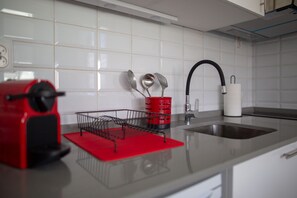 Refrigerador, microondas, parrilla de estufa y cafetera y tetera 