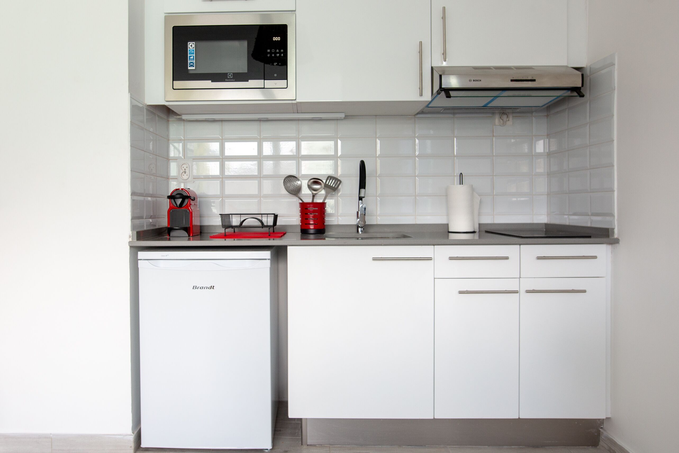 Coffee/tea maker, fridge, microwave, stovetop