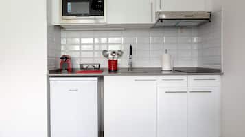 Coffee/tea maker, fridge, microwave, stovetop