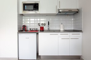 Réfrigérateur, micro-ondes, plaque de cuisson, cafetiÚre/bouilloire