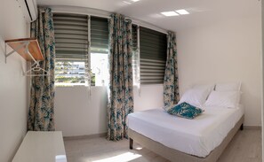 2 chambres, bureau, chambres insonorisées, fer et planche à repasser