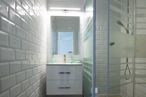 Dusche, Haartrockner, Handtücher, Seife