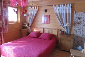 5 bedrooms, iron/ironing board, free WiFi, bed sheets