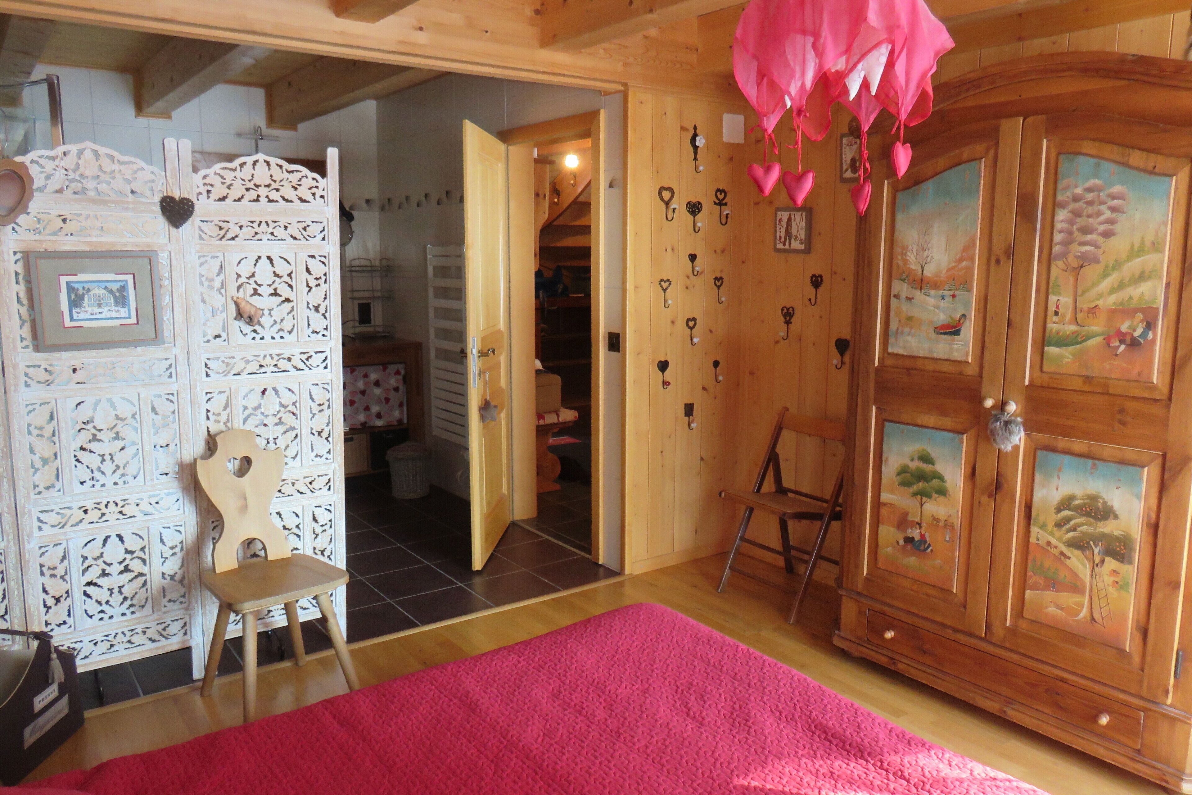 5 bedrooms, iron/ironing board, free WiFi, bed sheets