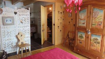 5 bedrooms, iron/ironing board, free WiFi, bed sheets