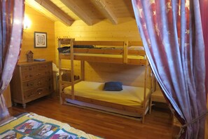 5 bedrooms, iron/ironing board, free WiFi, bed sheets