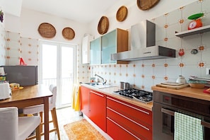 冷蔵庫、電子レンジ、オーブン、コンロ