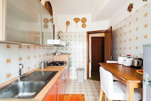 冷蔵庫、電子レンジ、オーブン、コンロ