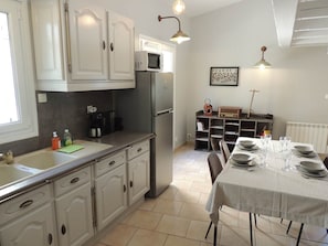 Fridge, microwave, oven, coffee/tea maker