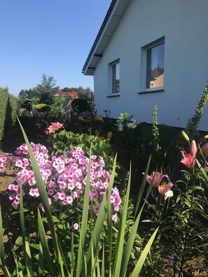 Exterior detail - minutes from the beach, lake view, large garden, water sports, WiFi, SKY (mielno)