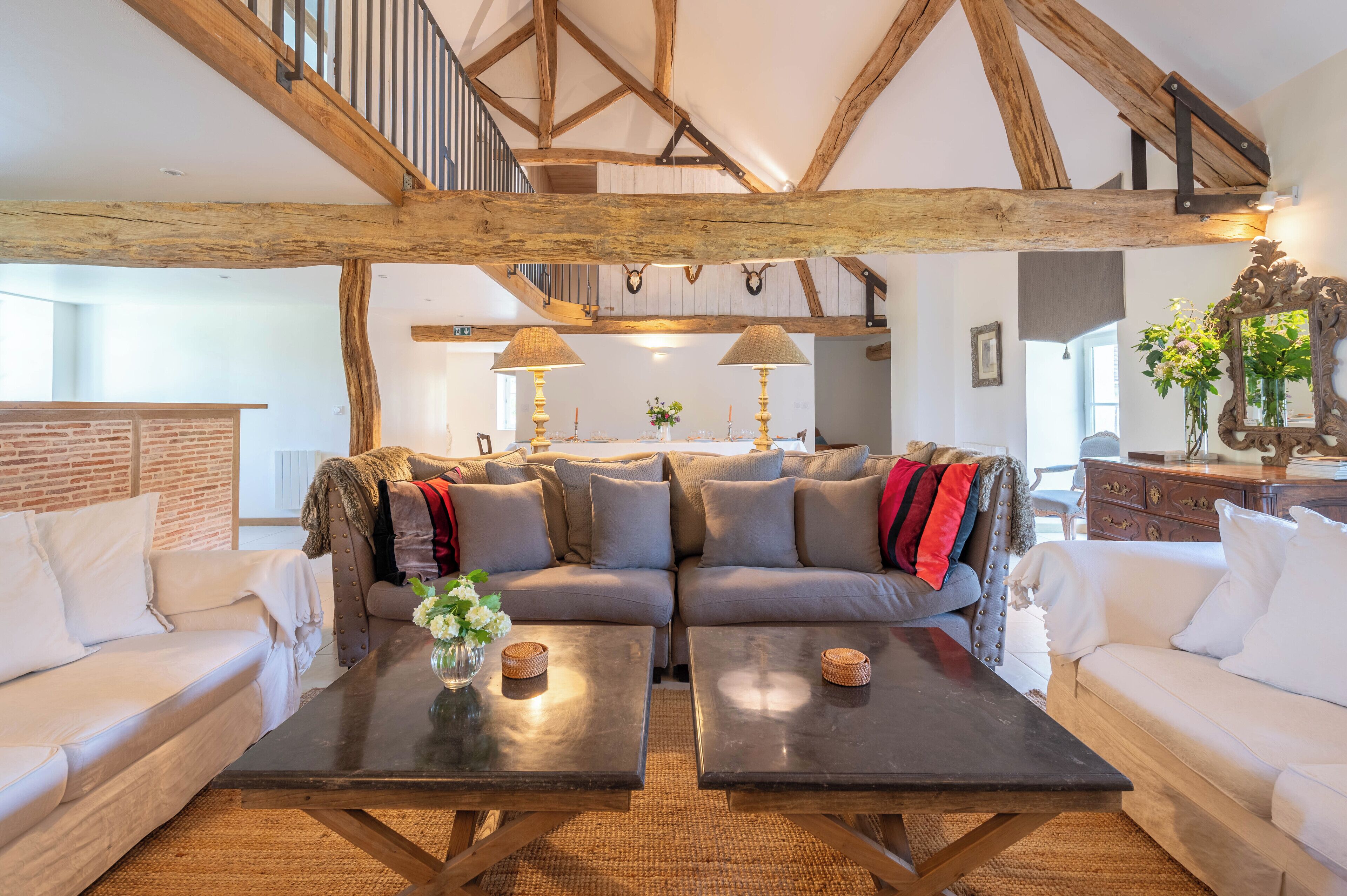 电视、壁炉、DVD 播放器