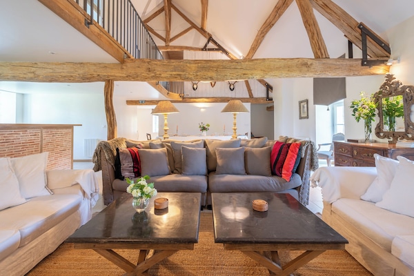 Fernseher, Kamin, DVD-Player