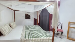 A single bed with a canopy, a bedside table, and a chair. - Saly: House / Villa - Saly (Saly)