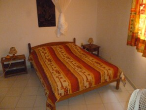 4 chambres, coffres-forts dans les chambres, fer et planche à repasser