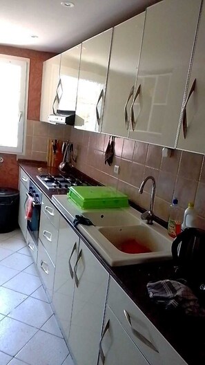 Cafetera o tetera, frigorífico, microondas y horno