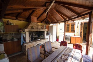 Kühlschrank, Ofen, Herdplatte, Kochgeschirr/Geschirr/Besteck